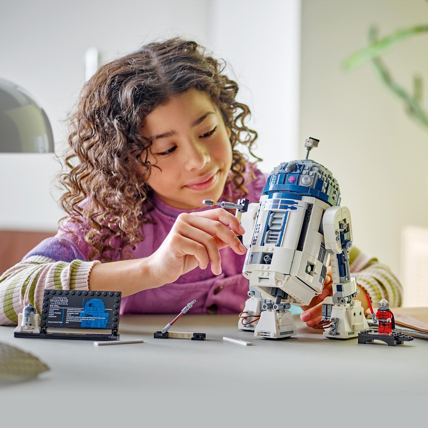 LEGO Star Wars R2-D2 Figura de Droide de Juguete de Construcción con Minifigura de Darth Malek del 25 Aniversario y Placa Decorativa, Regalo para Niños y Niñas de 10 Años o Más 75379