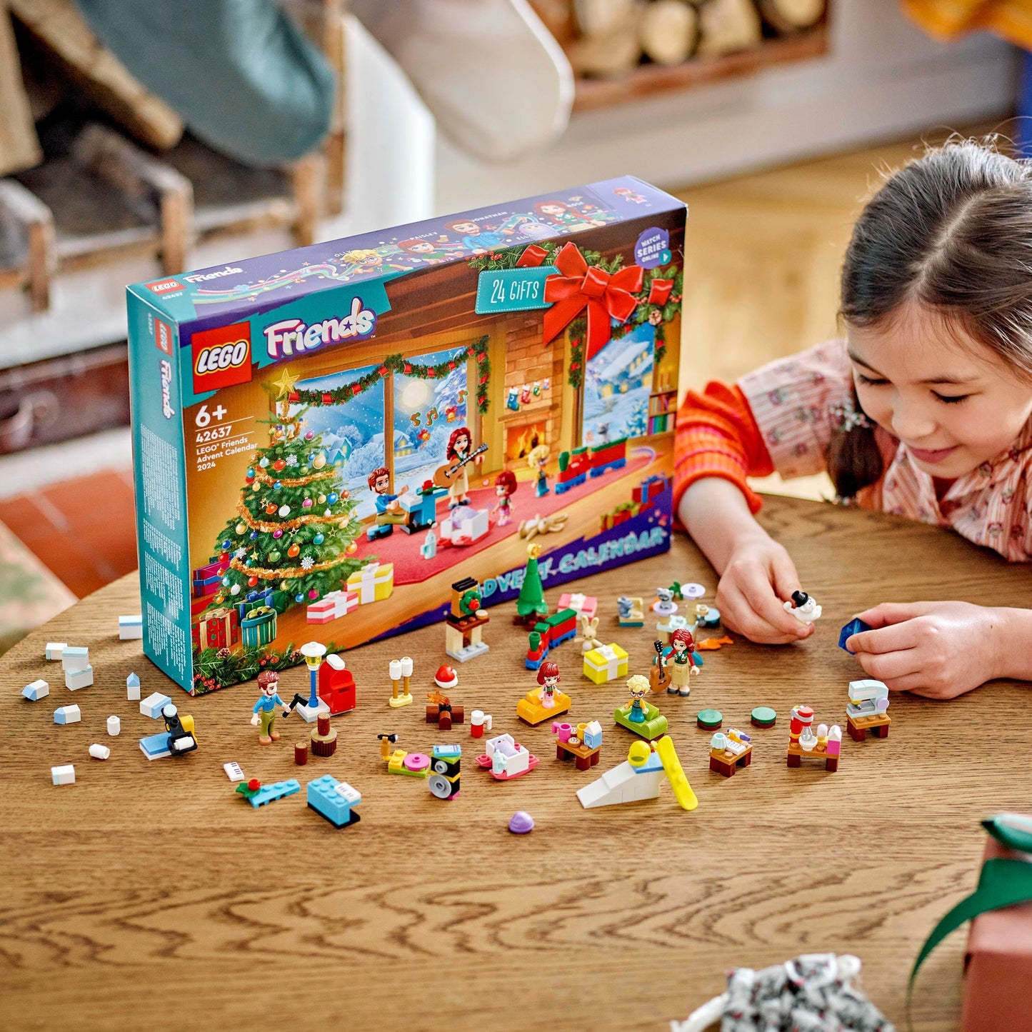 LEGO Friends Calendario de Adviento 2024 Juguete Infantil Prenavideño con 5 Mini Muñecos de Personajes y 3 Figuras de Animales, Regalo Navideño para Niñas y Niños de 6 Años o Más 42637