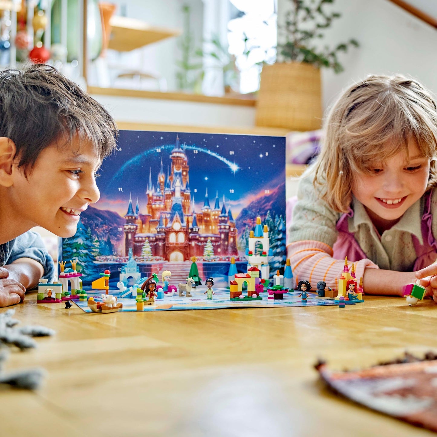 LEGO | Disney Calendario de Adviento 2024 Juguete de Construcción con 5 Micro Muñecas de Elsa, Mirabel, Vaiana y Tiana, Regalo Pre-Navideño para Niñas y Niños de 5 Años o Más 43253