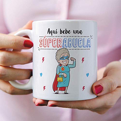 MUGFFINS Taza Abuela - Aquí Bebe una Super Abuela - La Mejor Taza Desayuno del Mundo - Taza Desayuno/Idea Regalo Original/Día de la Madre para Abuel - no se que regalar