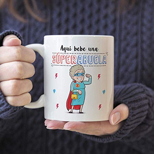 MUGFFINS Taza Abuela - Aquí Bebe una Super Abuela - La Mejor Taza Desayuno del Mundo - Taza Desayuno/Idea Regalo Original/Día de la Madre para Abuel - no se que regalar