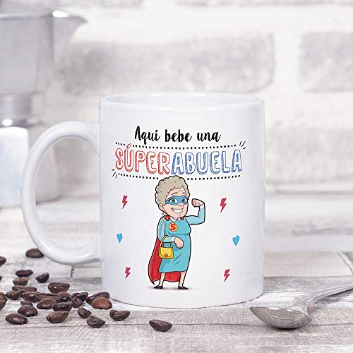 MUGFFINS Taza Abuela - Aquí Bebe una Super Abuela - La Mejor Taza Desayuno del Mundo - Taza Desayuno/Idea Regalo Original/Día de la Madre para Abuel - no se que regalar