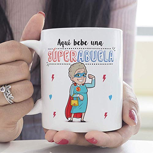 MUGFFINS Taza Abuela - Aquí Bebe una Super Abuela - La Mejor Taza Desayuno del Mundo - Taza Desayuno/Idea Regalo Original/Día de la Madre para Abuel - no se que regalar